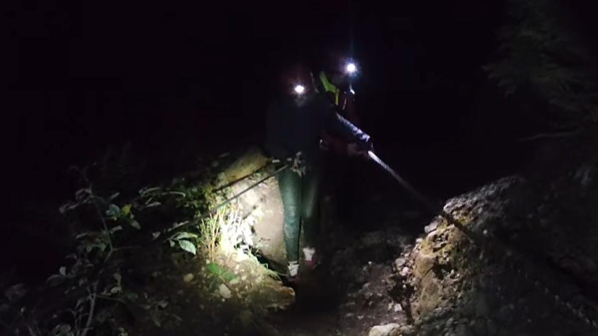 Turistă salvată noaptea din Masivul Ceahlău după ce a pierdut traseul. Risca să moară de hipotermie