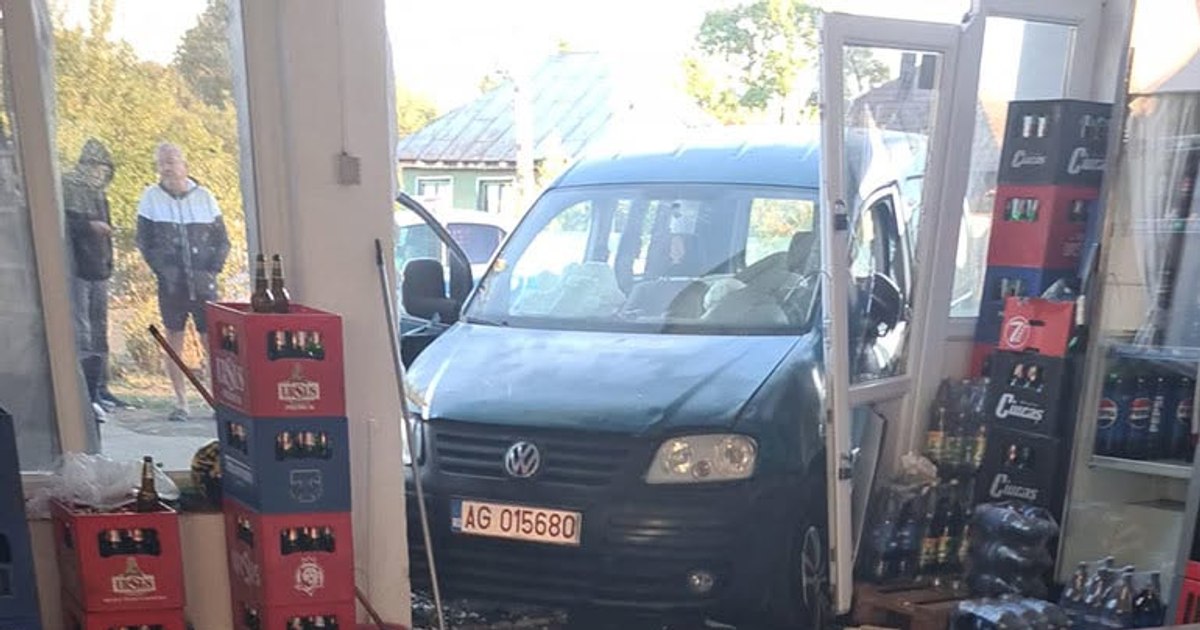 Un șofer de 50 de ani a provocat un accident după ce a intrat cu mașina într-un magazin alimentar
