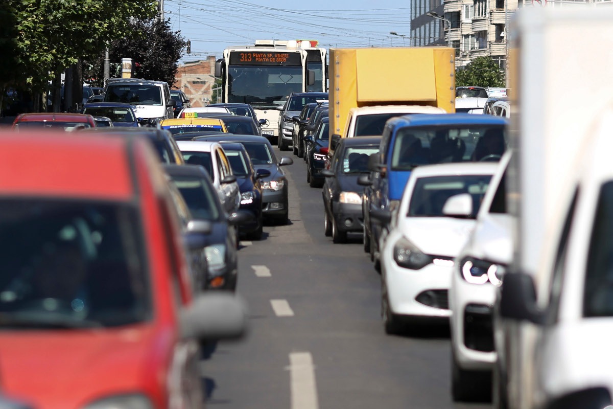 Noul proiect de reglementare pentru București: Interdicții de circulație pentru mașinile de curierat și aprovizionare