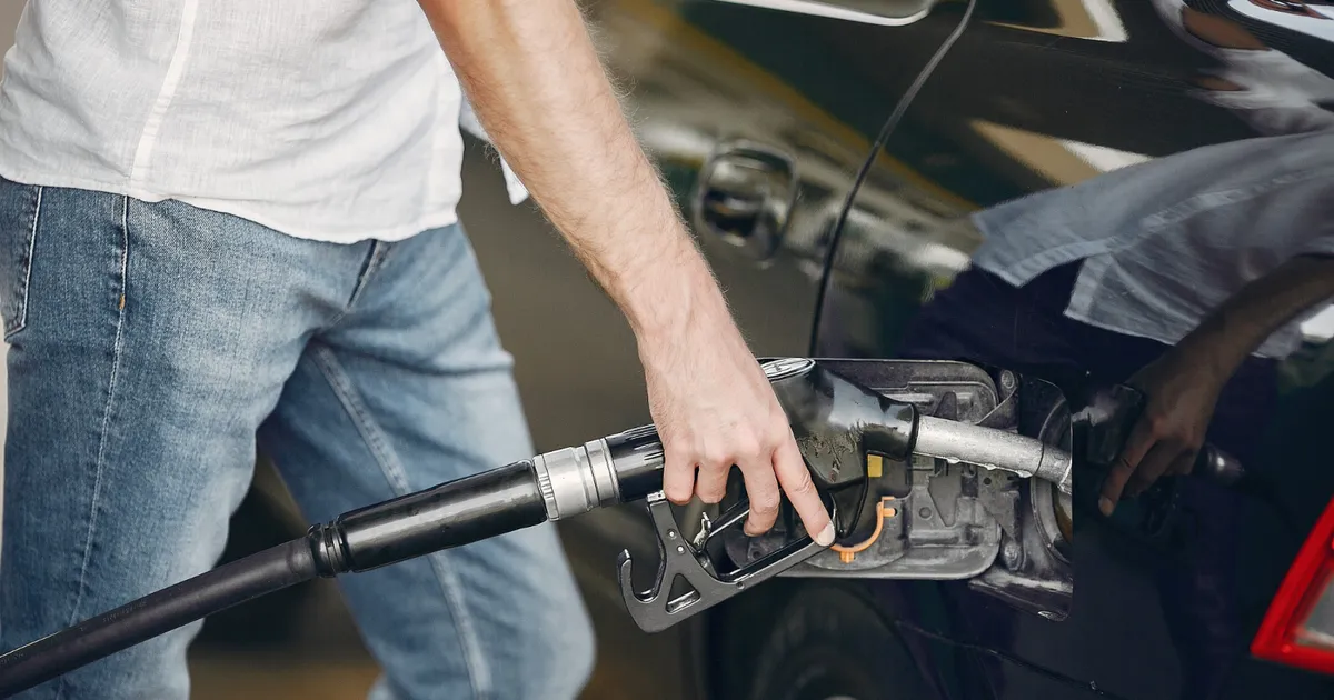 Prețurile la pompă au atins noi recorduri: motorina a depășit 11 lei, iar benzina a trecut de pragul de 10 lei