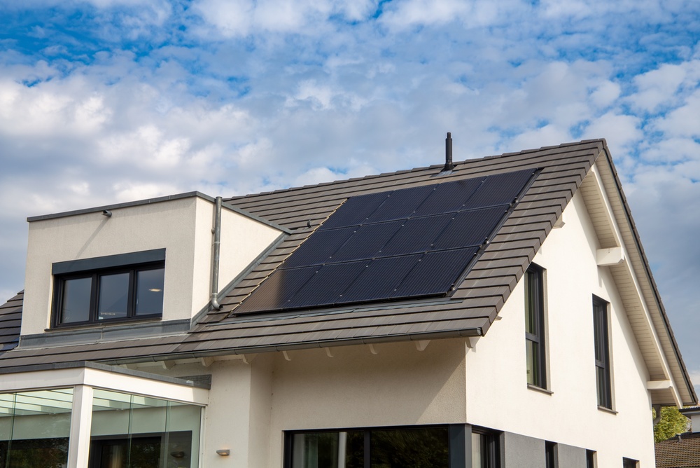 Instalarea panourilor fotovoltaice în gospodării: principalele beneficii economice și de mediu