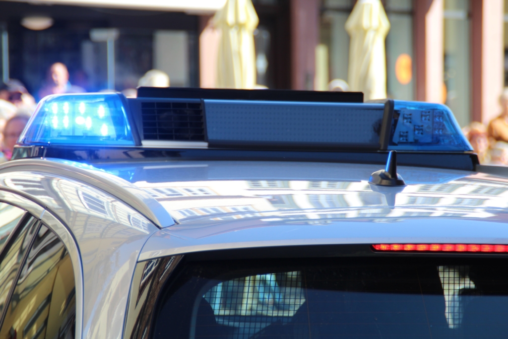 Evadare violentă de la arestul la domiciliu: un bărbat a furat o mașină și a izbit un magazin în Gorj