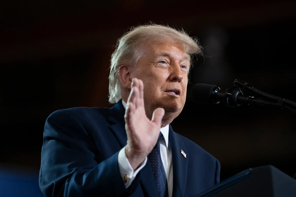Donald Trump anunță eliminarea taxei de 10% pentru whiskey-ul irlandez