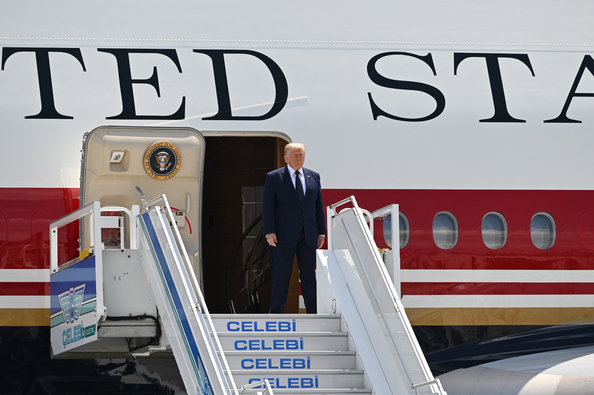 Conflict între Casa Albă și CNN: Jurnaliștii au fost excludeși de pe bordul avionului Air Force One