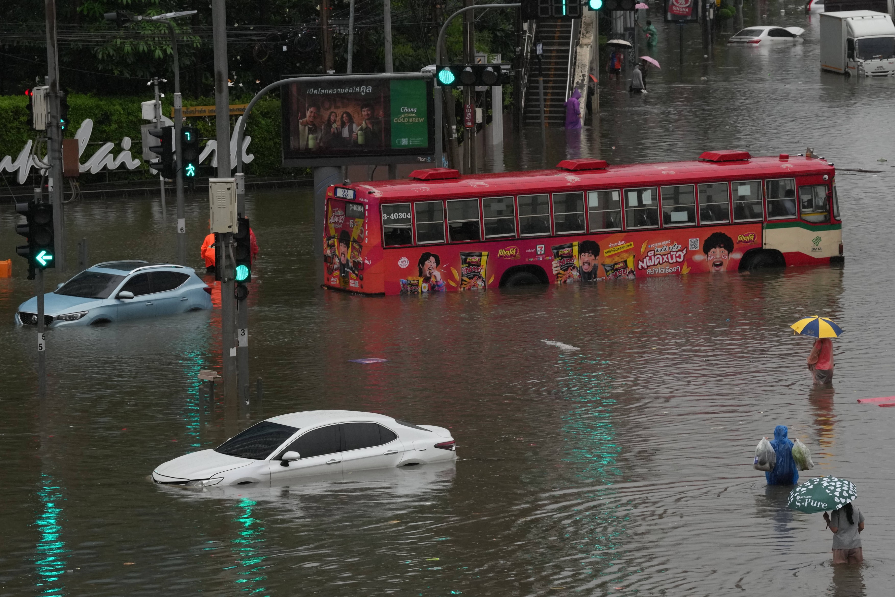 Stare de catastrofă în Bangkok: ploi torențiale inundă toate cele 50 de districte ale capitalei