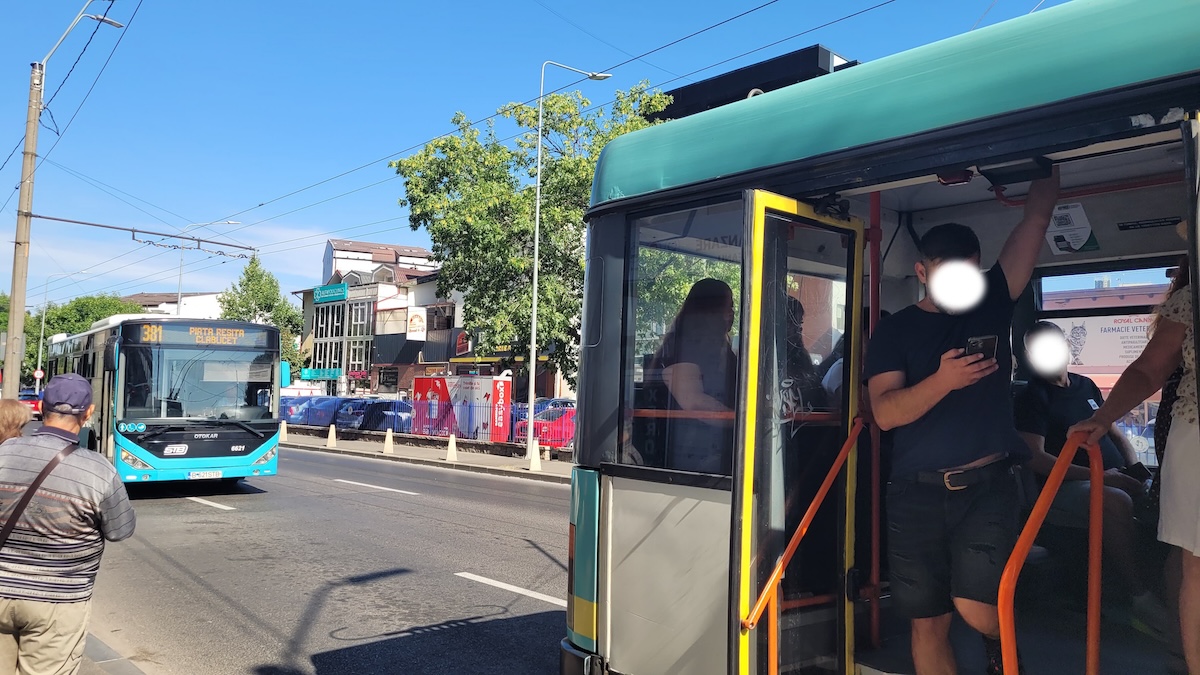 Probleme în transportul public din București: Liniile 381 și 76 parcurg același traseu simultan