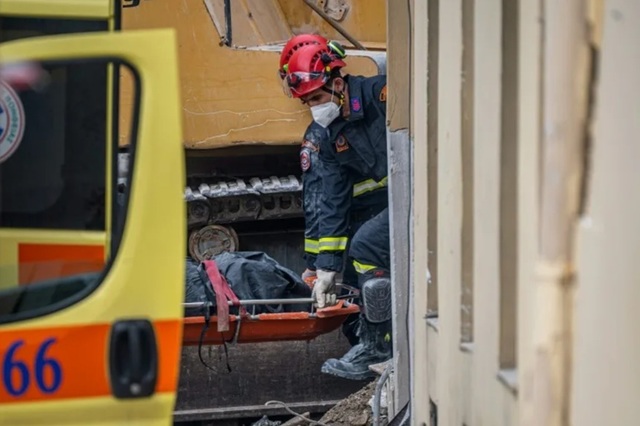 Tragedie în Atena: Au fost găsite cadavrele a doi americani sub dărâmăturile unei clădiri surpate