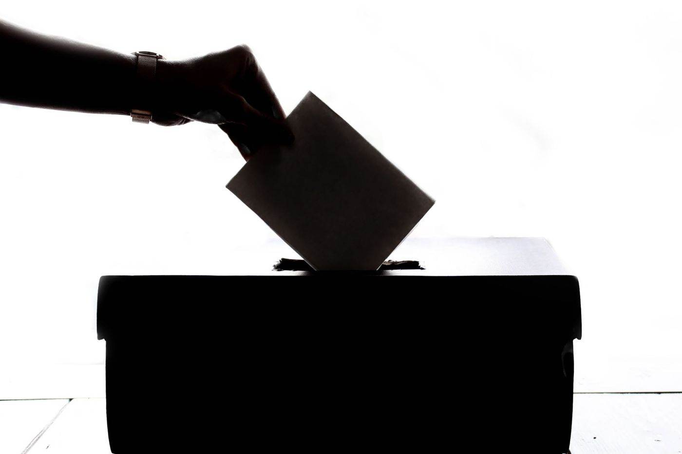 Cetățenii Elveției decid prin referendum dacă se impun reguli mai stricte pentru neutralitatea țării