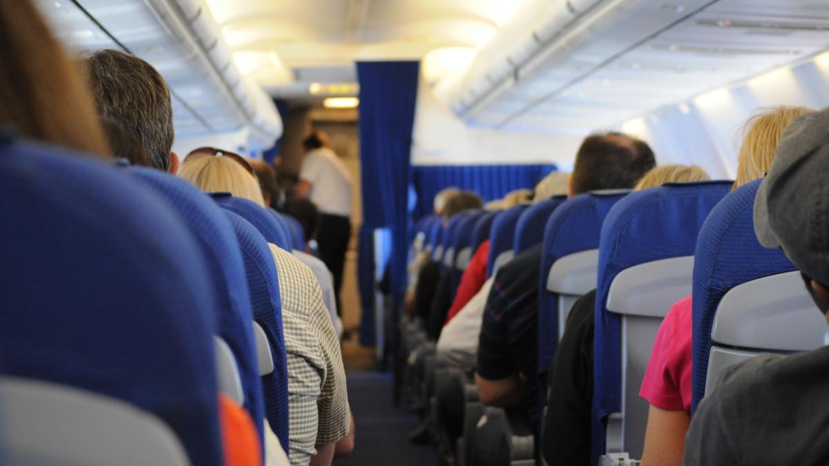 Avion TAROM cu 170 de pasageri a aterizat de urgență la Otopeni după impactul cu un stol de porumbei