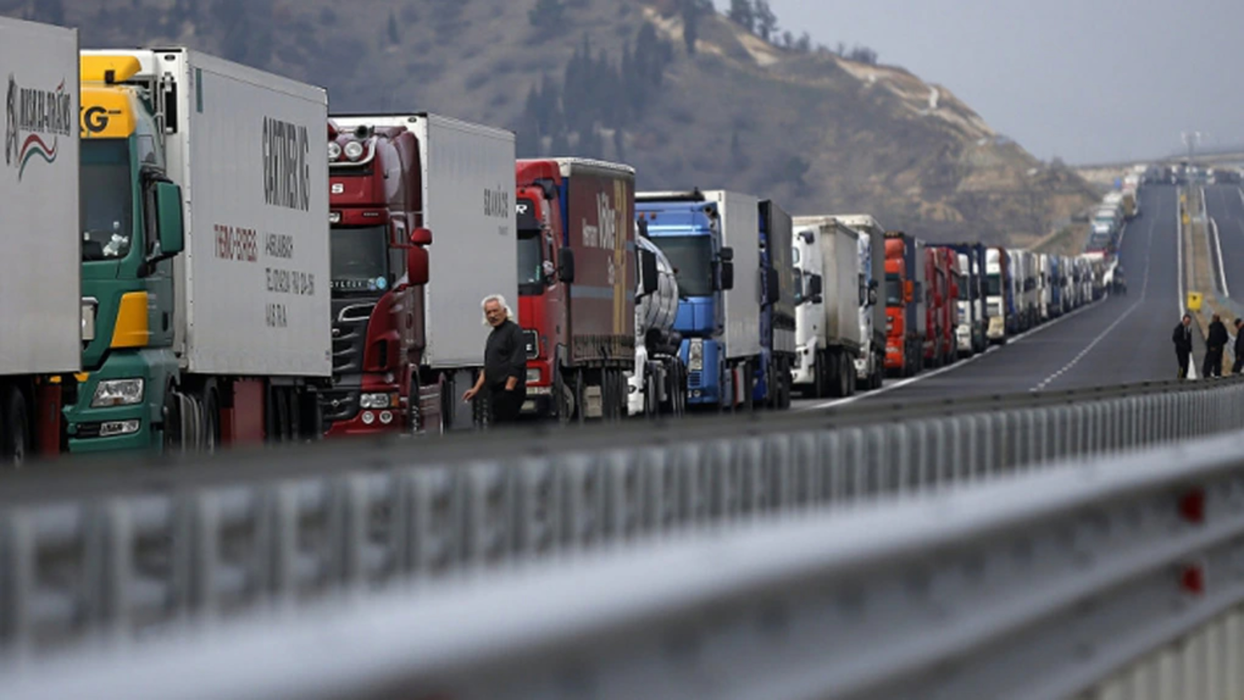 Camioanele vor plăti taxa pe kilometru de la 1 octombrie 2026. Transportatorii sunt îngrijorați