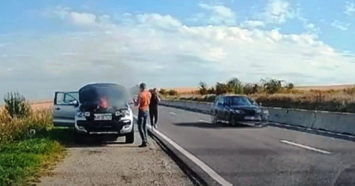 Incident dramatic pe DN1: Un șofer a cerut ajutor în fața unei mașini în flăcări, dar nimeni nu a oprit