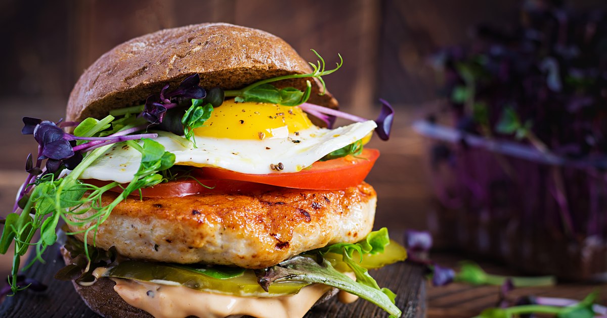 Legătura dintre carne și masculinitate: de ce eticheta „plant-based” influențează percepția bărbaților