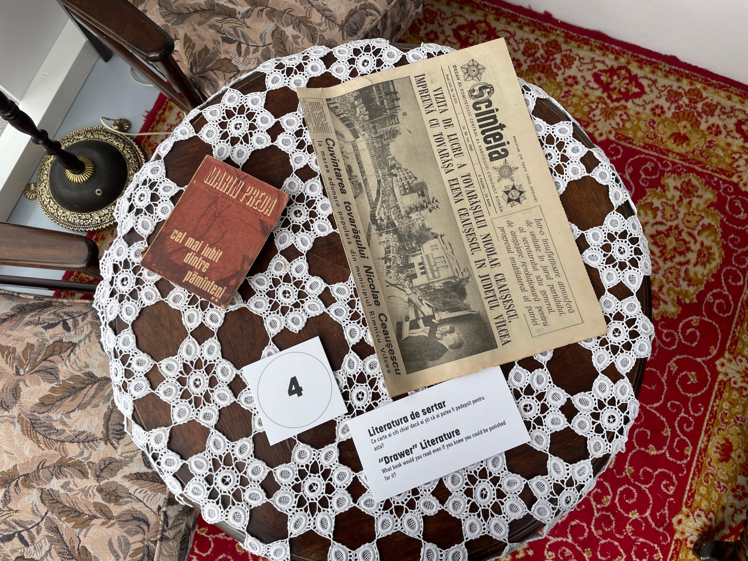 Un colț al nostalgiei în Piața Revoluției: expoziție mobilă cu obiecte din epoca comunistă