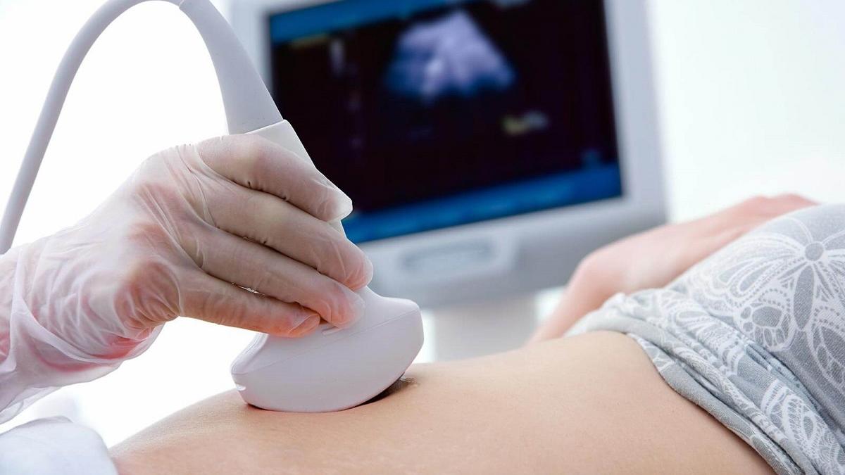 Bursă de 700 de lei pentru elevele care devin mame: detalii despre noutățile de la Guvern
