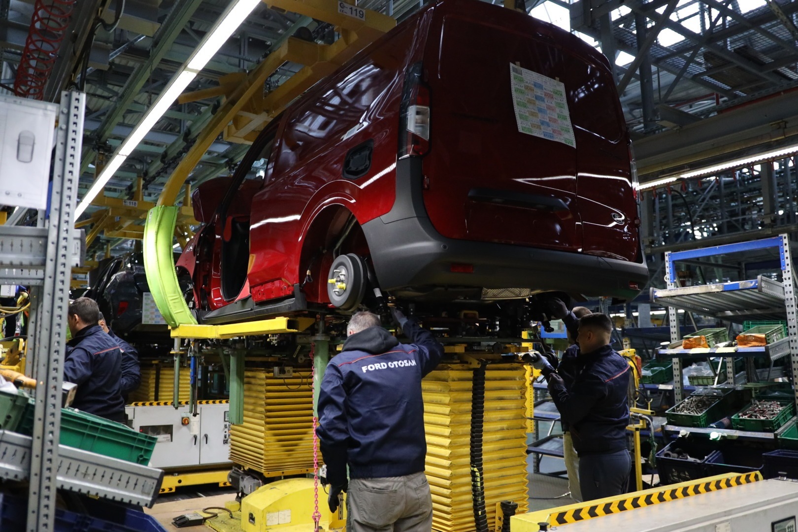 Ancheta la fabrica Ford Otosan din Craiova: suspiciuni de sustragere de piese de către angajați