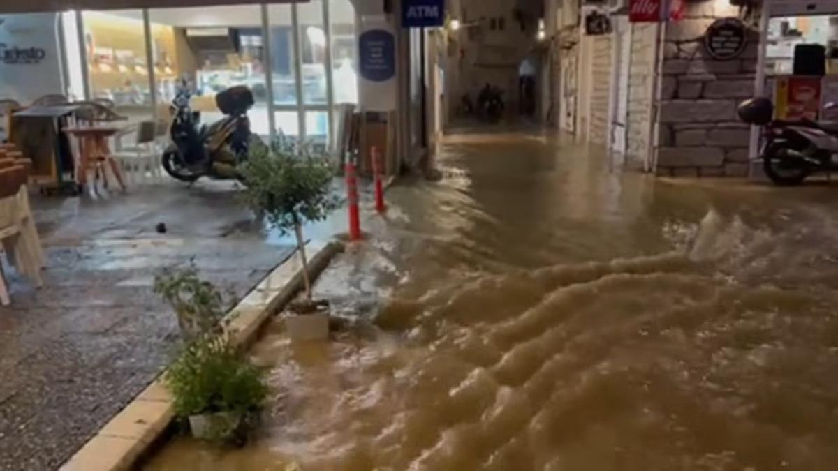 Furtună violentă în Grecia: Insula Skiathos a fost inundată, magazine și restaurante au fost afectate