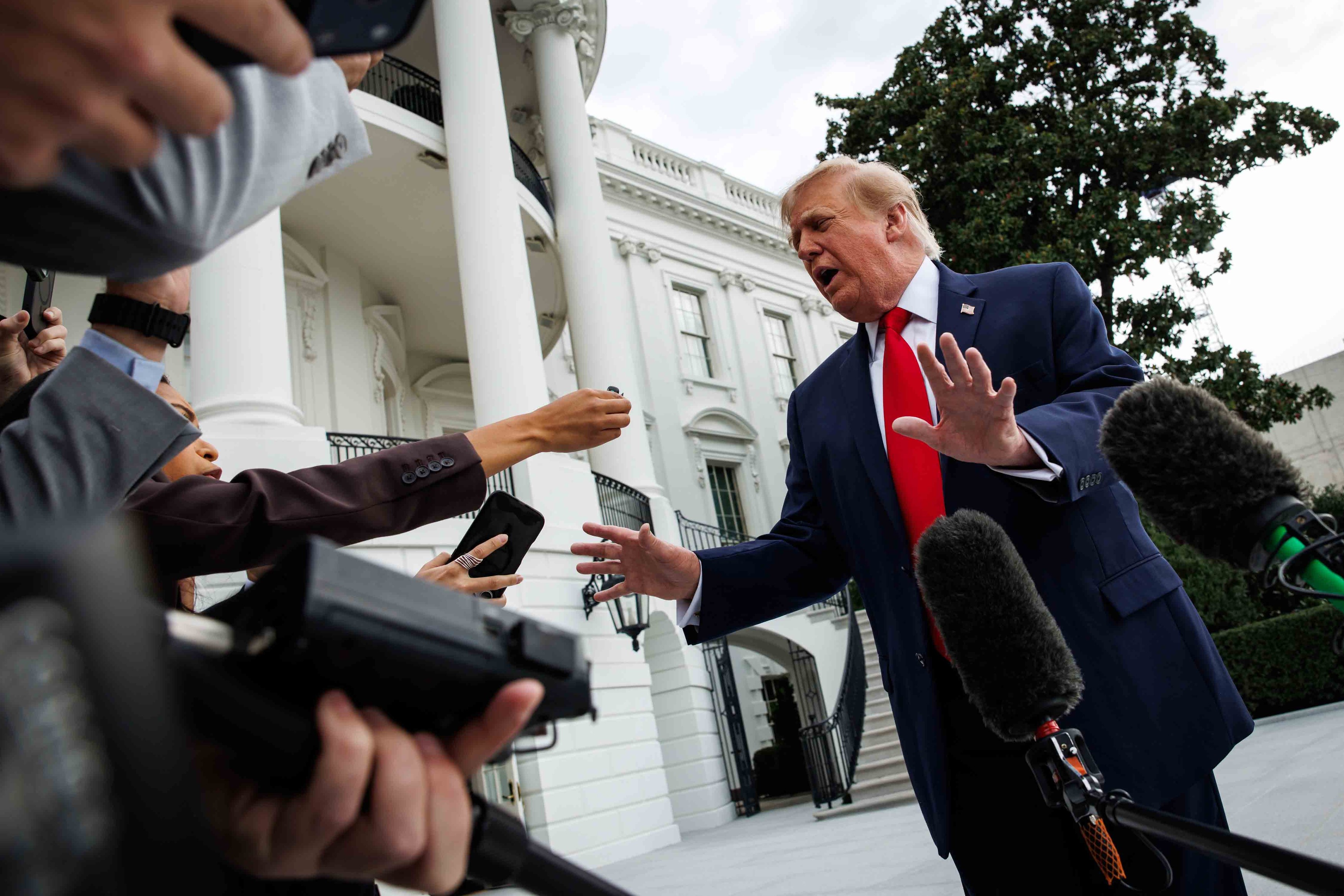 Donald Trump a ordonat unei jurnaliste să tacă după o întrebare despre libertatea presei