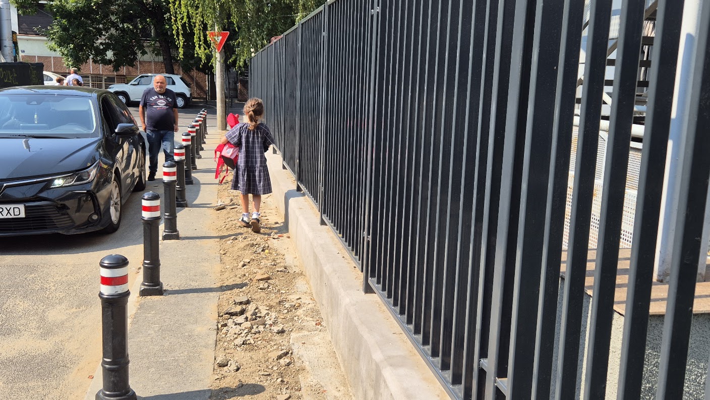 O situație periculoasă în fața unei școli din București: Lucrările de pe Strada Tunari au devenit o capcană
