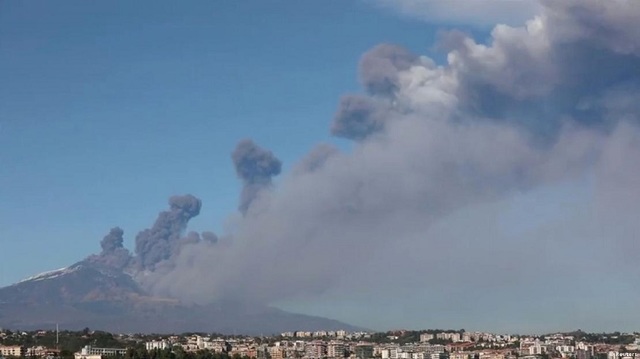 Trafic aerian suspendat în Sicilia: Zborurile de pe Aeroportul din Catania sunt amânate din cauza vulcanului Etna