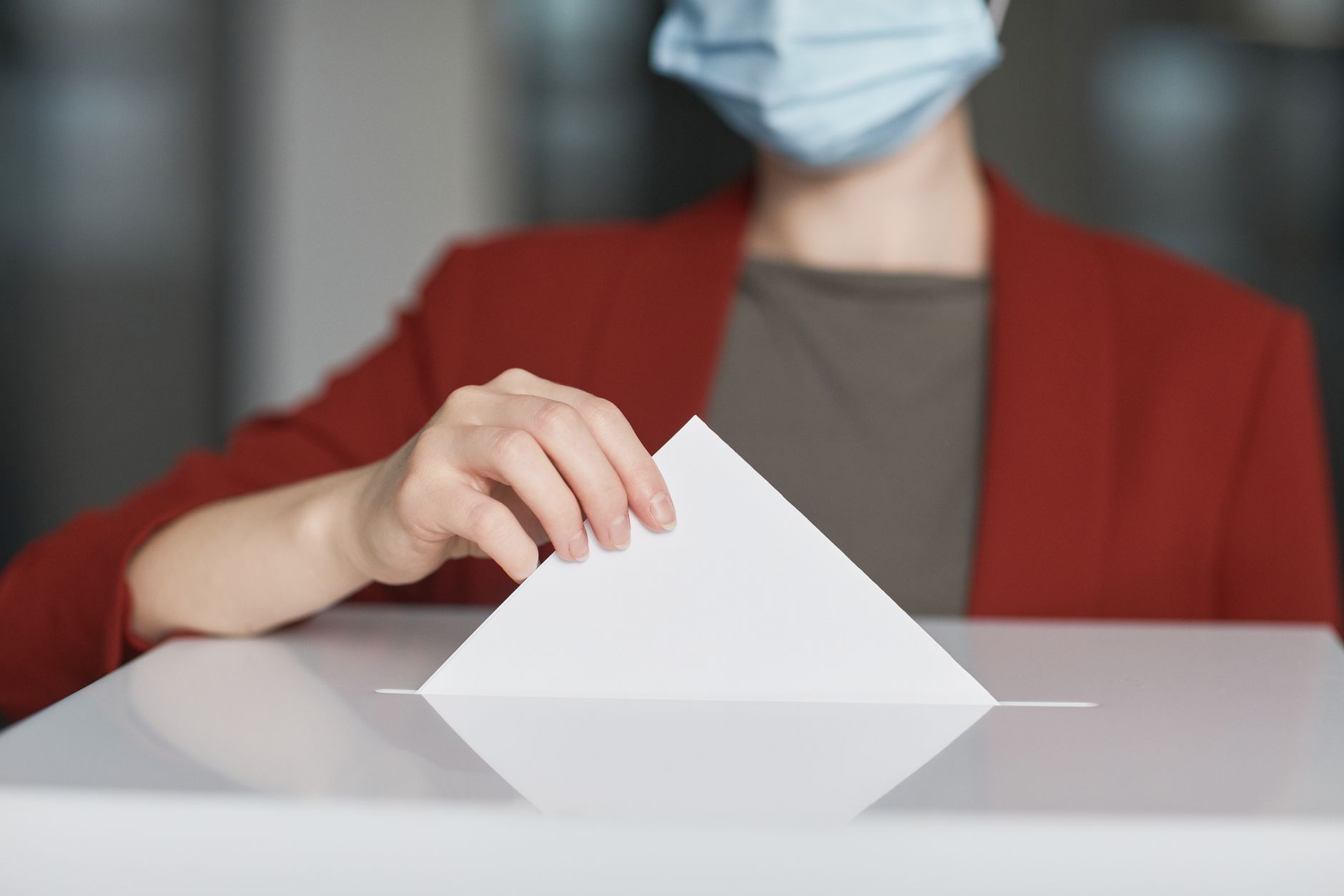 Alegătorii elvețieni resping propunerea de limitare strictă a neutralității țării