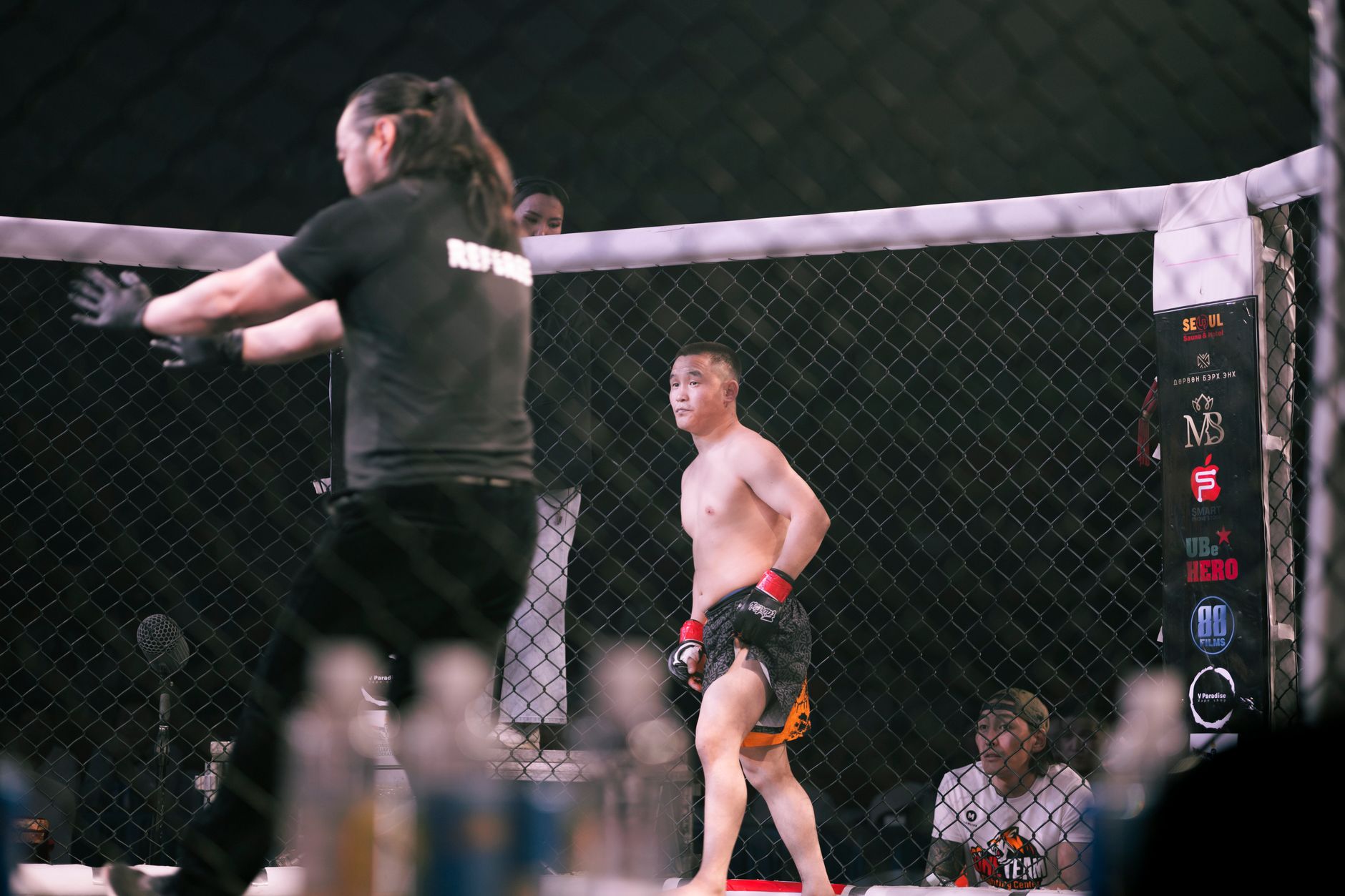 Confruntare neobișnuită la UFC: un polițist l-a învins rapid pe un fost deținut