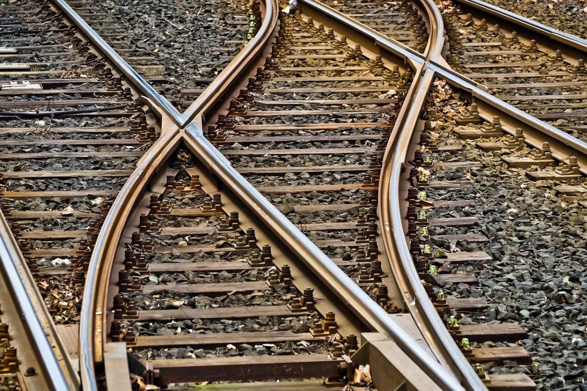 Se elimină o regulă arhaică din 1975 care forța trenurile moderne să meargă cu 40 km/h