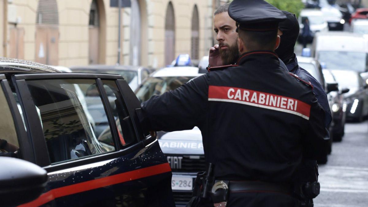 Un român a fost denunțat în Italia după ce a lăsat o fetiță de 7 ani încuiată în mașină, în soare