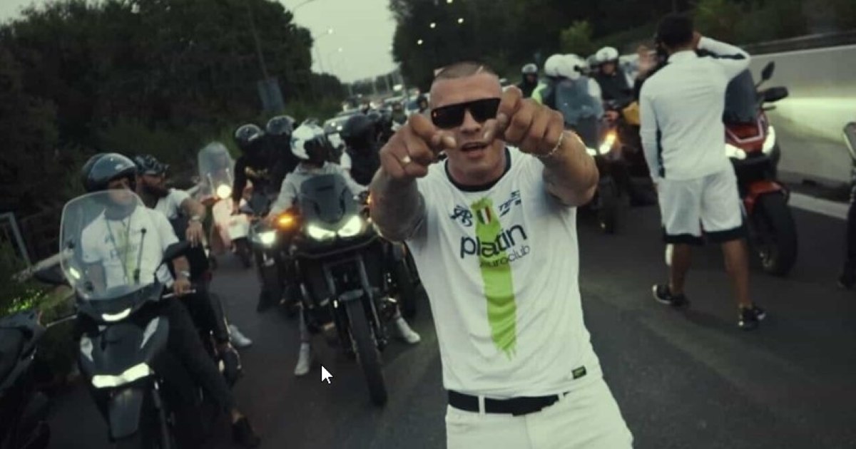Trapper moldovean expulzat din Italia după ce a blocat traficul pe o autostradă pentru un videoclip