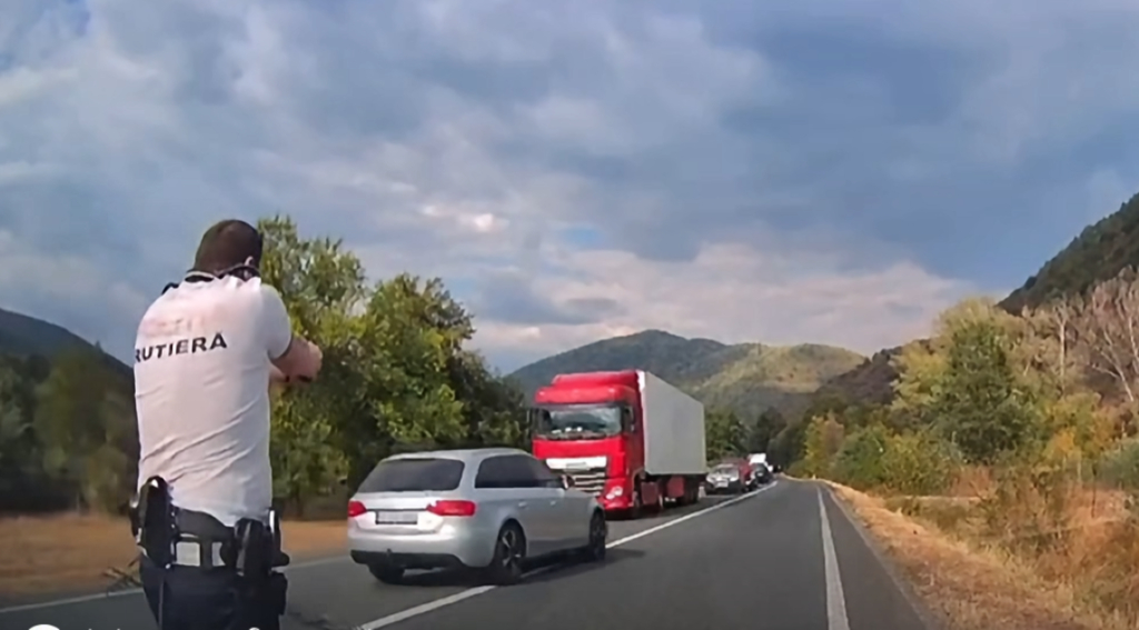 Urmărire violentă pe DN6 în Caraș-Severin: Polițiștii au tras cu arma și au folosit dispozitivul Spike