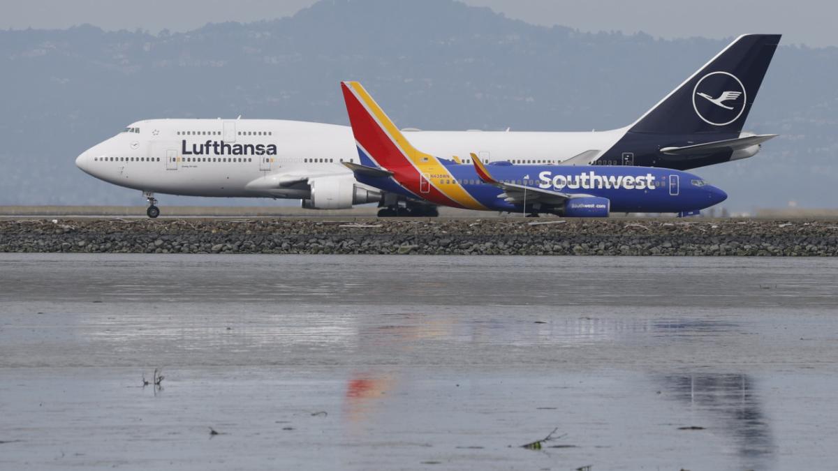 A aterizat de urgență după ce o baterie externă a luat foc pe un avion Lufthansa