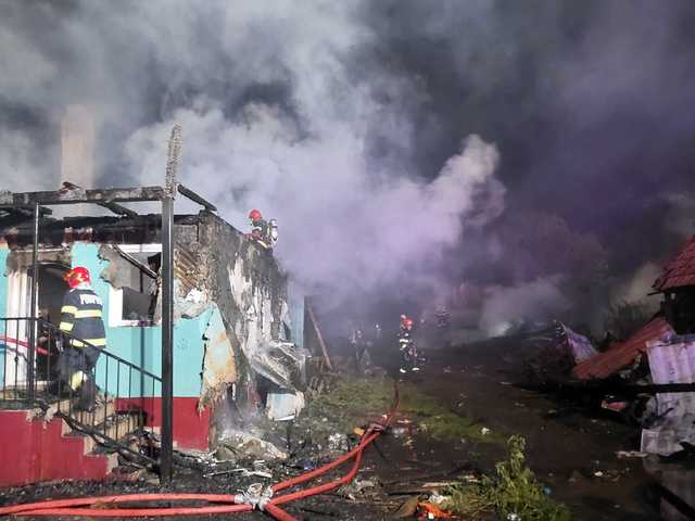 Incendiu devastator în Ragla: două case și două mașini au fost distruse de flăcări
