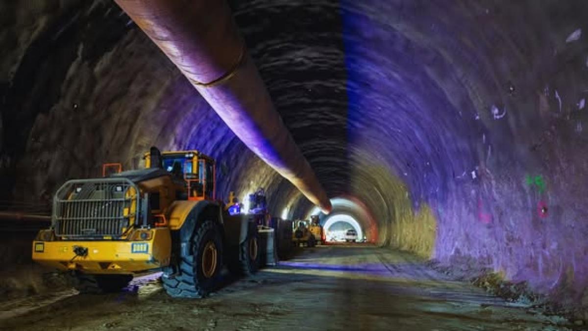 Primul tunel de autostradă forat din România este gata. Este vorba despre Tunelul Curtea de Argeș