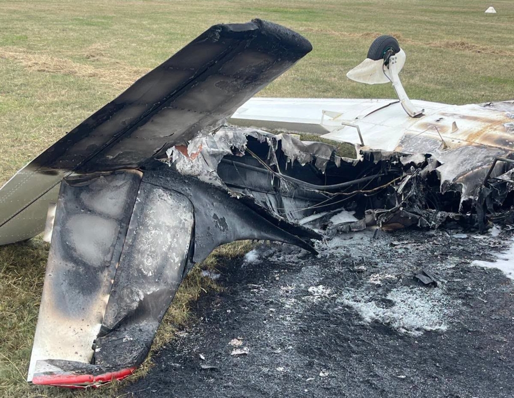 Un avion ultra-ușor s-a prăbușit luni la aerodromul din Iași, pilotul fiind rănit
