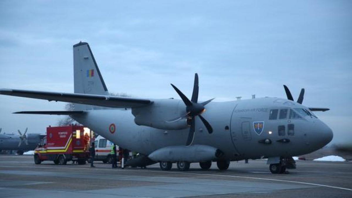 Misiune umanitară de urgență: Un pacient cu arsuri este transferat din România în Belgia cu un avion militar