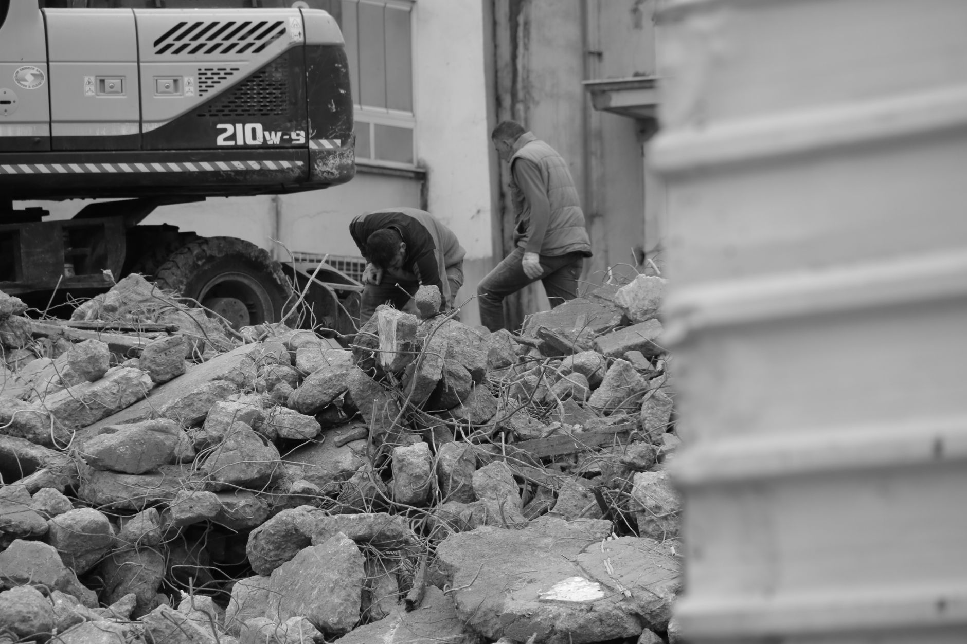 Demolarea etajelor superioare de la blocul din Rahova începe pe 5 octombrie