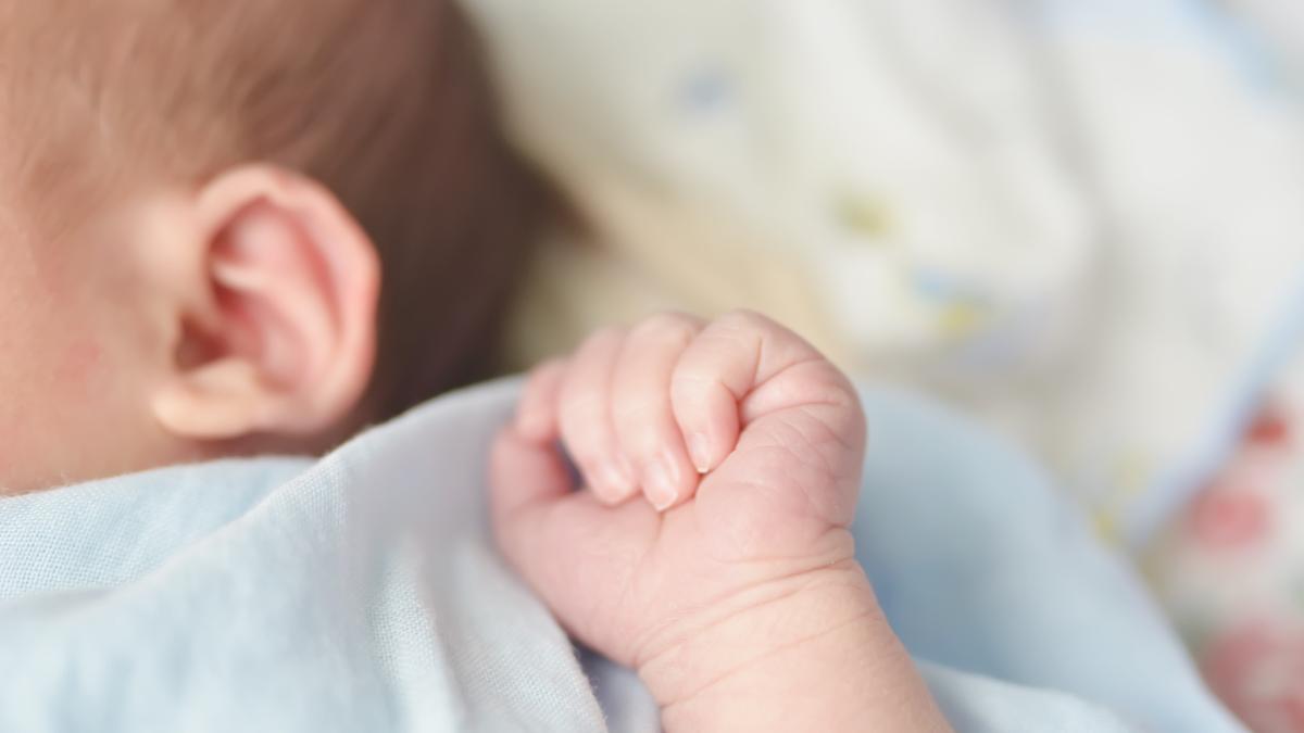 Un bebeluș de 10 luni a fost salvat de medicii din Brăila după o operație de urgență pentru o tumoră intestinală