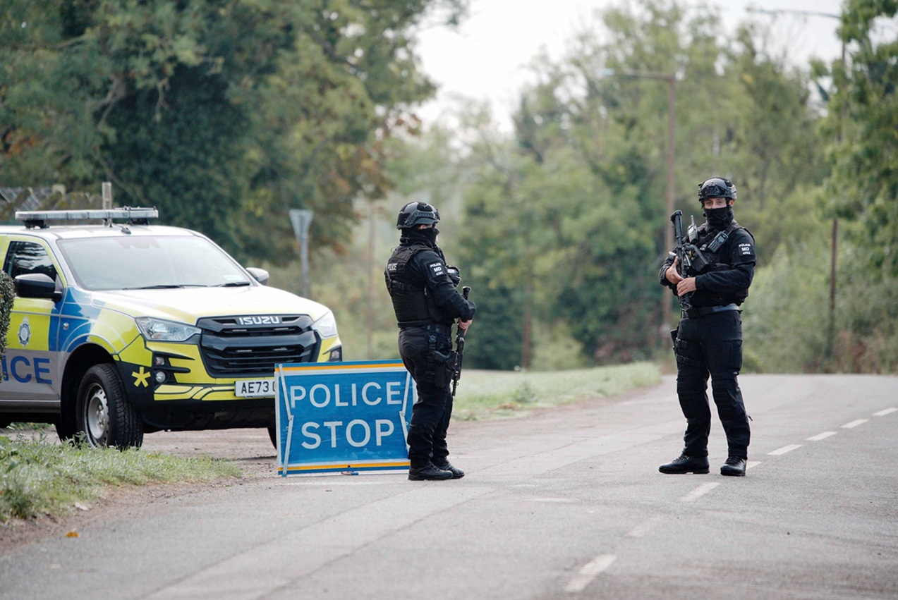 Cinci bărbați arestați în Marea Britanie după ce o fermieră a dejucat un complot terorist lângă baza RAF Fairford