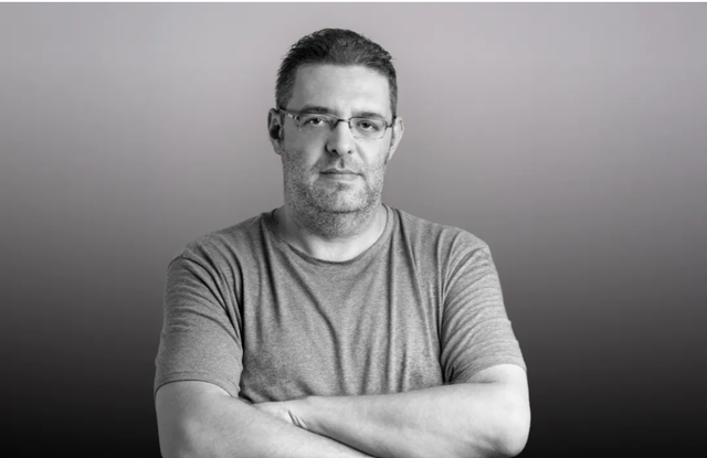 A murit jurnalistul Patrick André de Hillerin, editorialist la Gândul