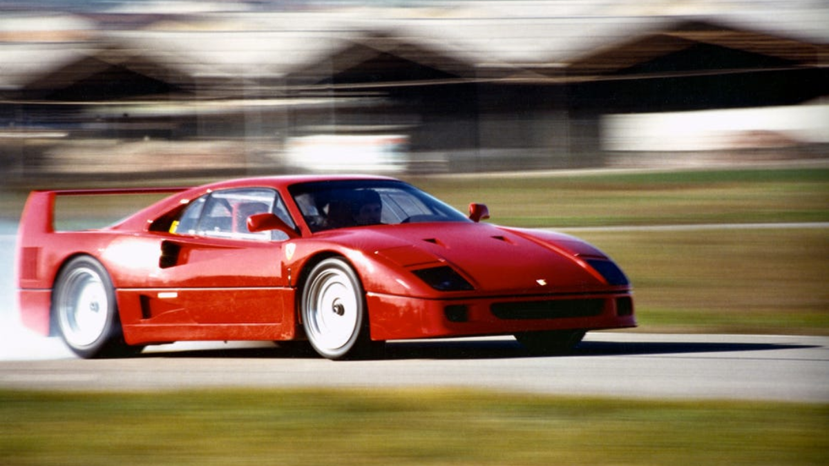 Lewis Hamilton a achiziționat un Ferrari F40 rar, care a stat 35 de ani într-un garaj