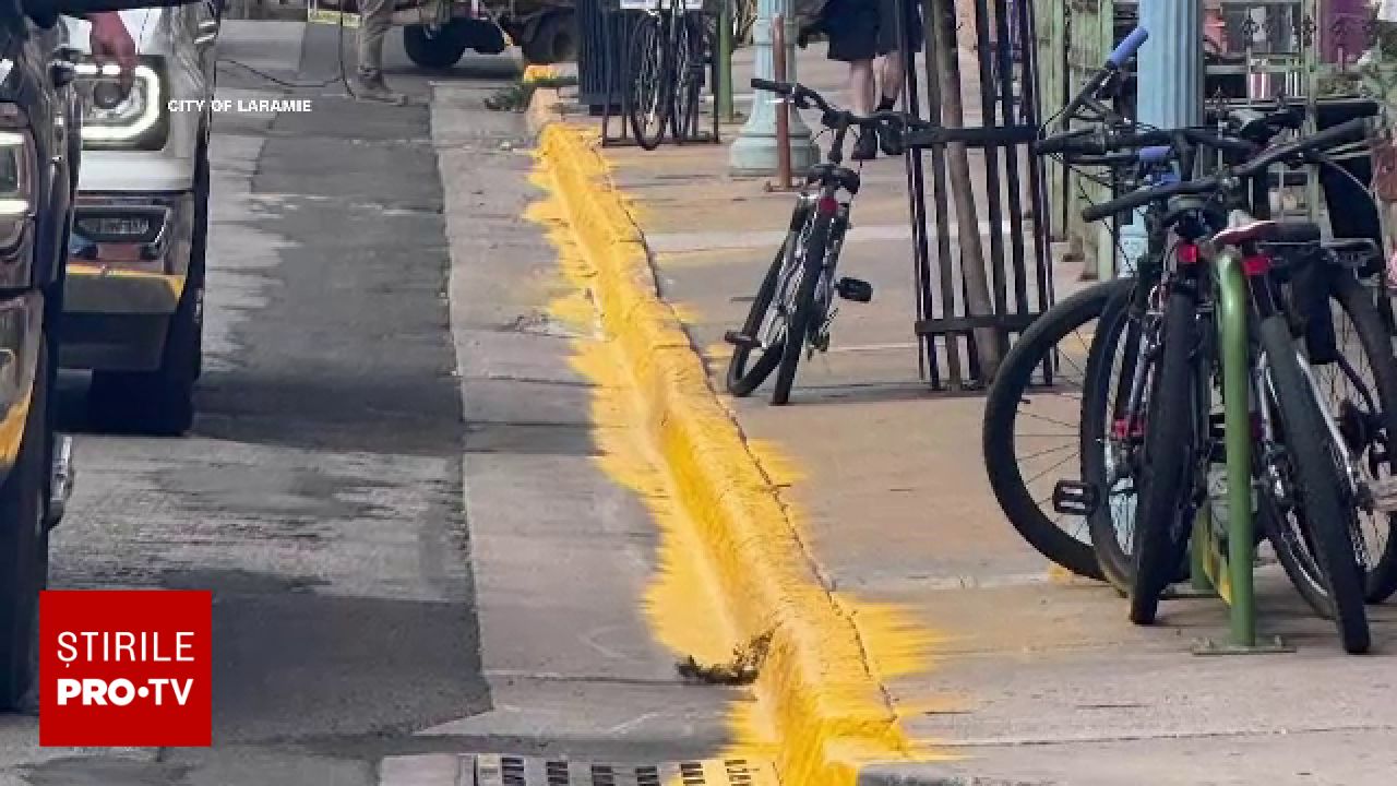 Dezastru în oraș după lucrarea unui muncitor: borduri, biciclete și garduri au fost vopsite cu galben