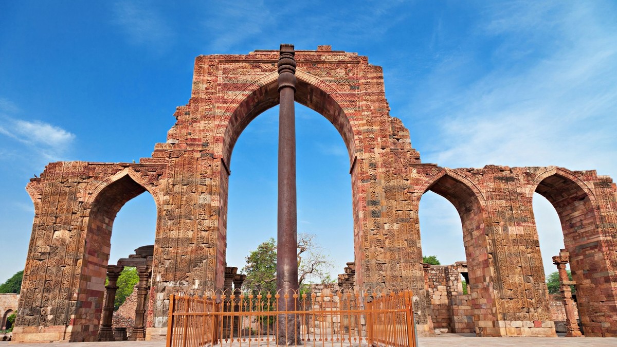 Misterul stâlpului de fier din New Delhi: o structură de 1.600 de ani care nu ruginește