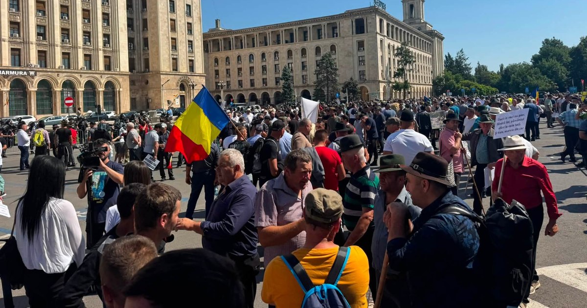 Protest masiv de oieri și fermieri în Piața Victoriei. Jandarmeria pregătește filtre de control
