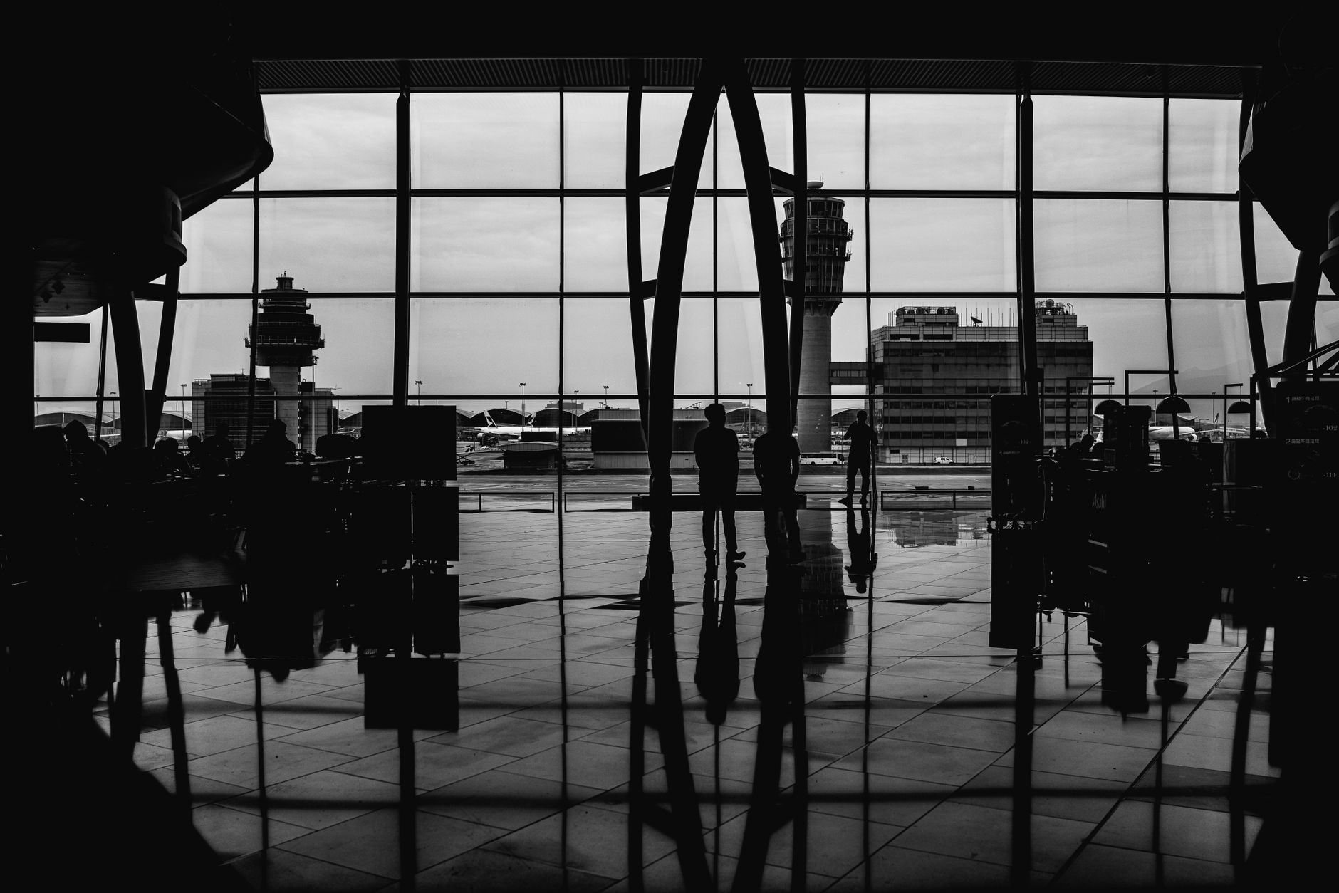 Prețul exagerat al unui covrig pe Aeroportul Otopeni provoacă reacții dure în mediul online