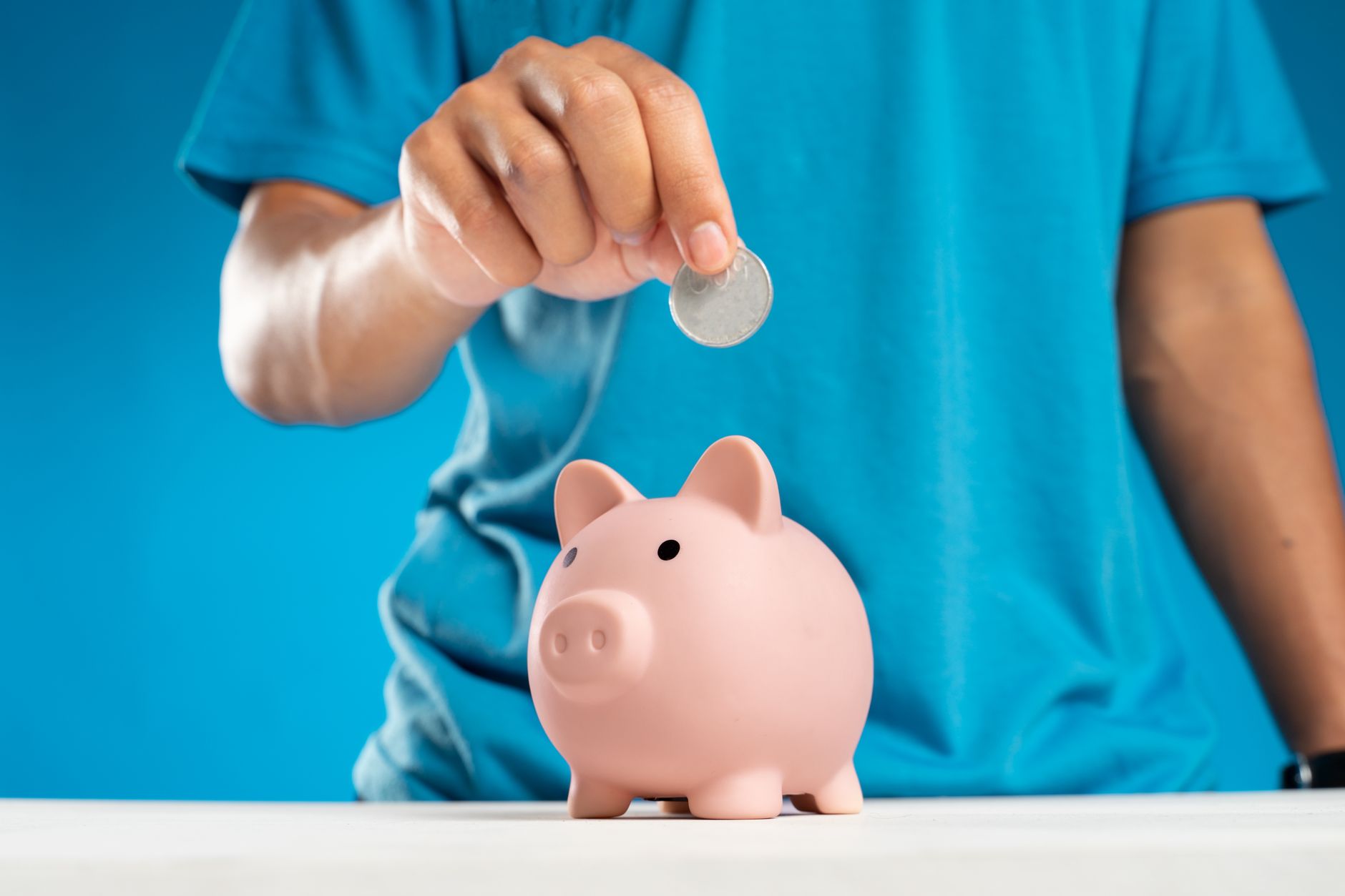 Economiile românilor au scăzut în termeni reali în 2025, deși s-au economisit sume noi