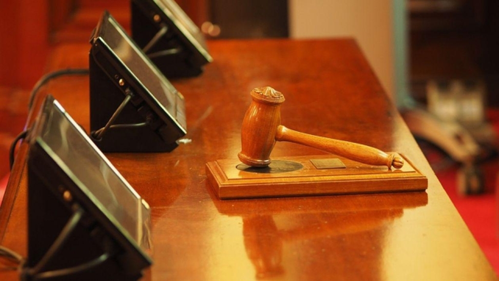 Un bărbat a fost condamnat la închisoare după ce a hărțuit prin SMS-uri un avocat