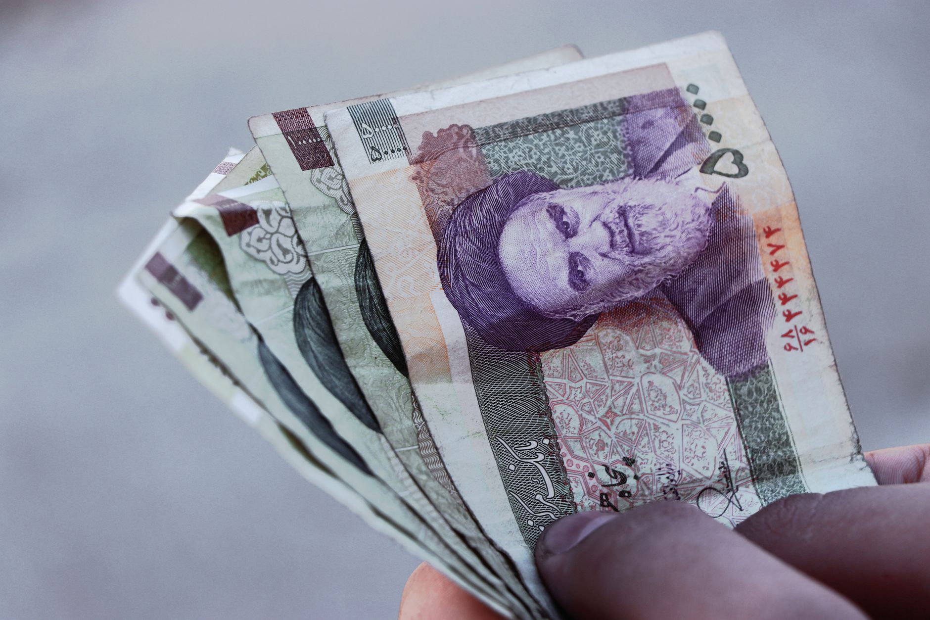 Moneda iraniană a atins un nou minim istoric: un dolar valorează 2,5 milioane de riali