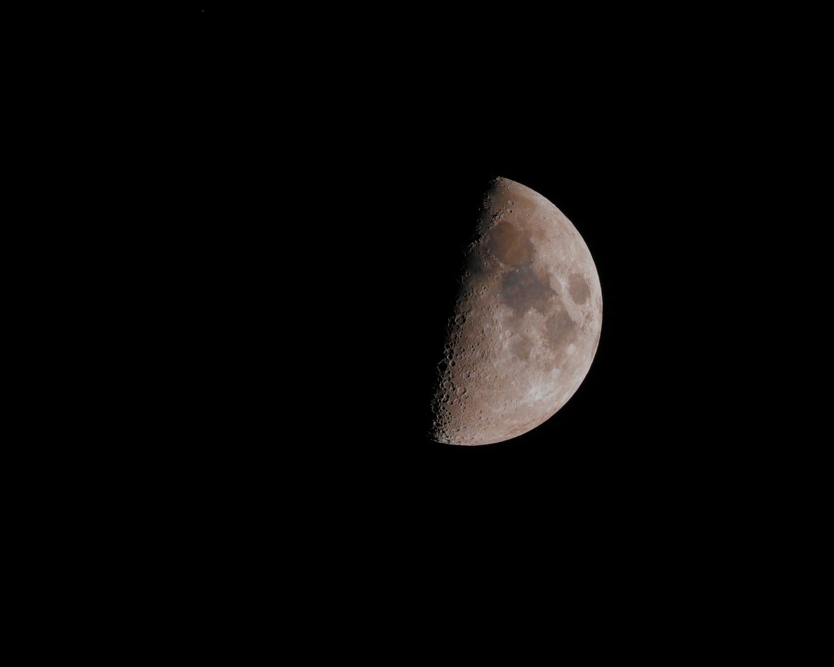 O structură uriașă de 60 km pe Luna dezvăluie existența unui vechi dinam magnetic