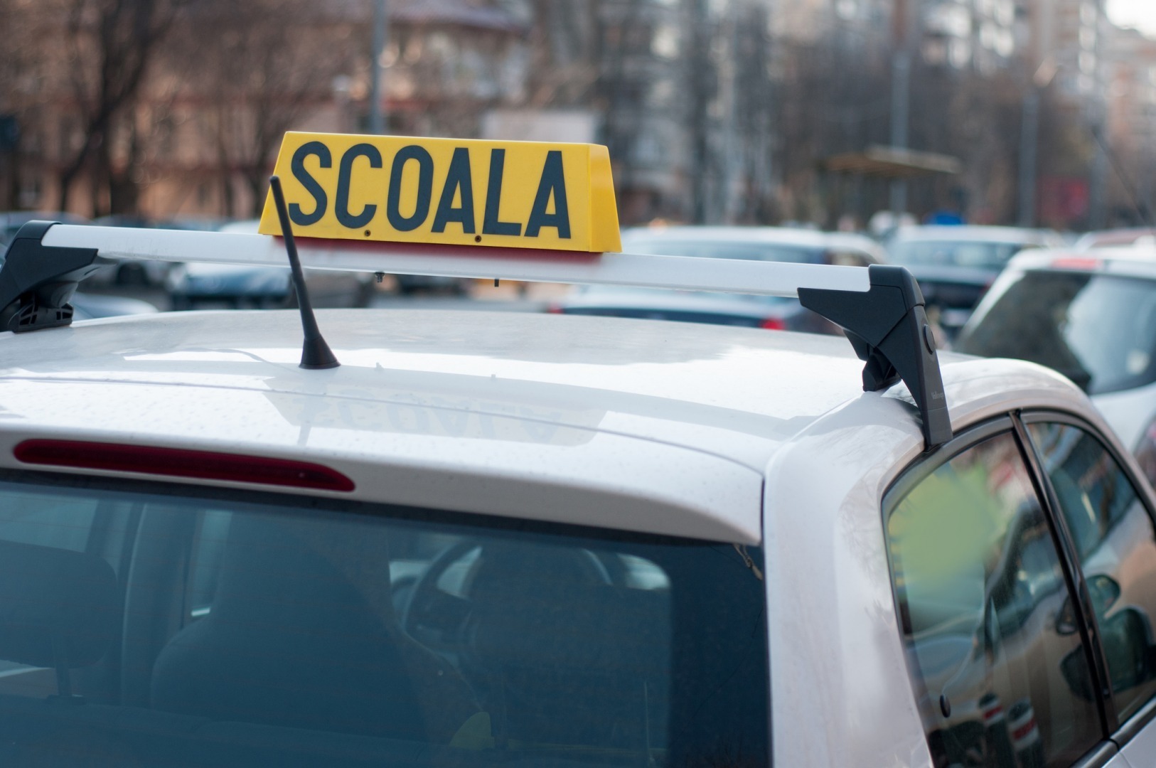 Instructor auto depistat băut în timp ce o elevă conducea mașina de școală în Brașov