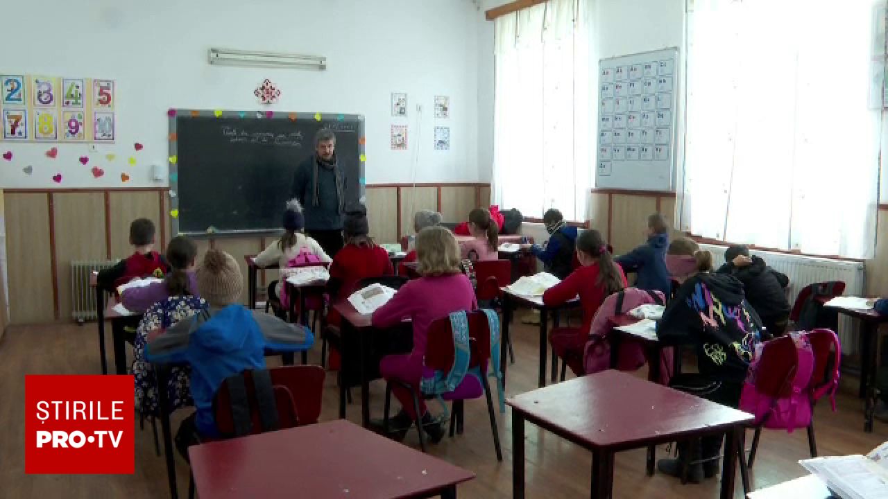 Raport OCDE: Profesorii din România predau mult mai puține ore decât media europeană