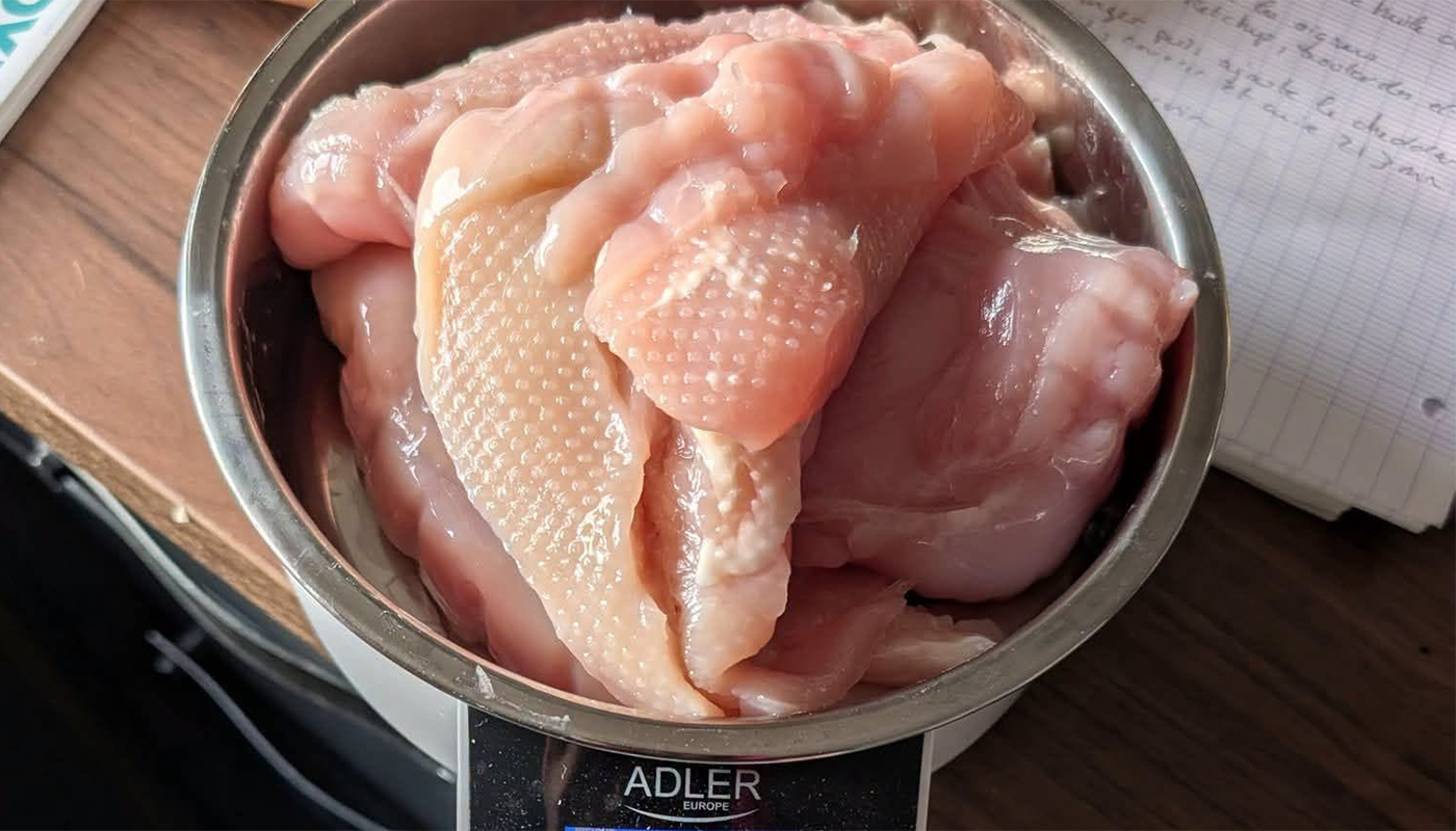 Surpriză neplăcută la supermarket: o româncă a descoperit că un kilogram de piept de pui era mult mai puțin